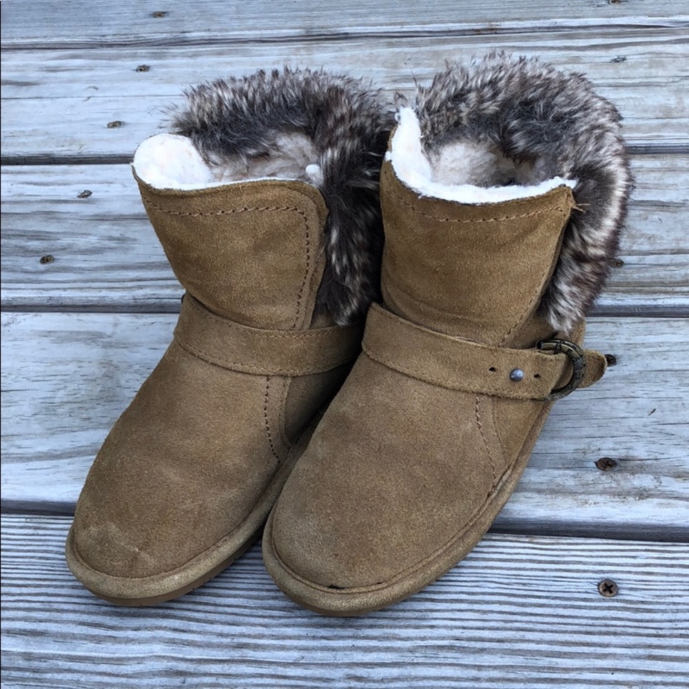 Girls Bearpaw boots with fur